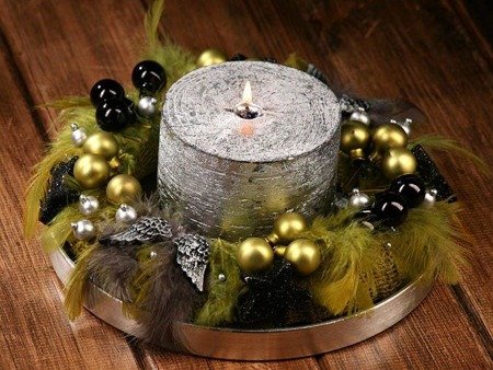 Zielono - srebrny stroik bożonarodzeniowy ze srebrną świecą